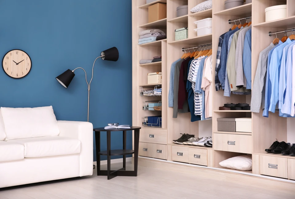 Dressing moderne organisé avec penderie intégrée, rangements modulaires en bois clair, tiroirs à poignées métalliques
