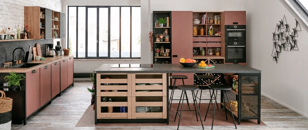 Cuisine moderne de style industriel avec îlot central en béton et bois