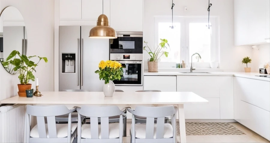 Cuisine moderne avec &icirc;lot central &eacute;quip&eacute; de plaques &agrave; induction et &eacute;vier int&eacute;gr&eacute;