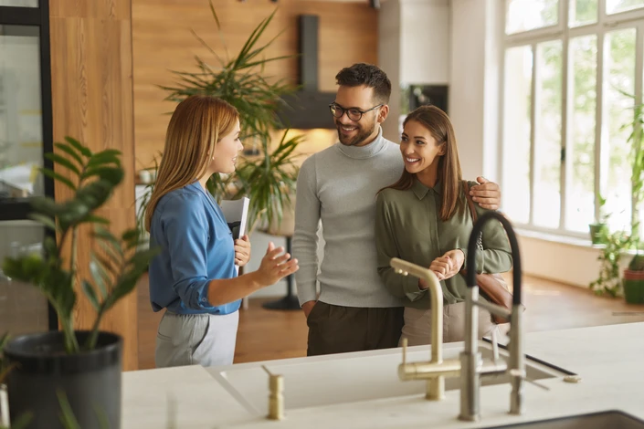 Salle de bain moderne luxueuse avec double vasque, rangements intégrés, miroir mural et cabine de douche vitrée