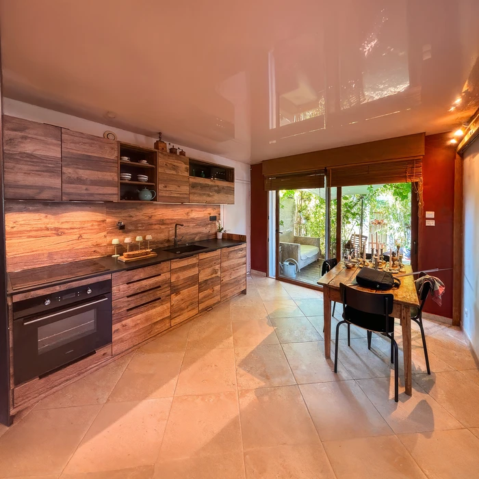 Cuisine moderne minimaliste, vue frontale