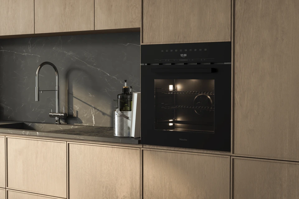 Personne photographiant un plateau repas gastronomique avec un smartphone