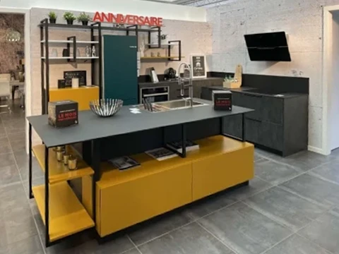 Salle de bain moderne avec double vasque encastr&eacute;e, meuble-lavabo blanc &agrave; tiroirs avec poign&eacute;es noires, plan de travail en quartz blanc vein&eacute;