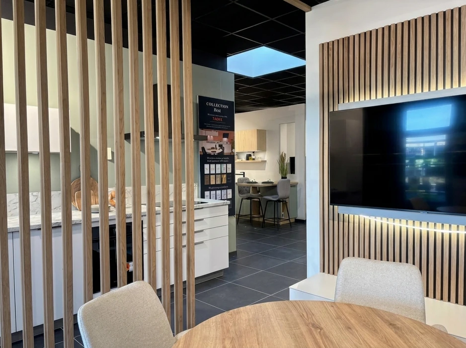 Cuisine moderne de showroom, style contemporain-rétro
