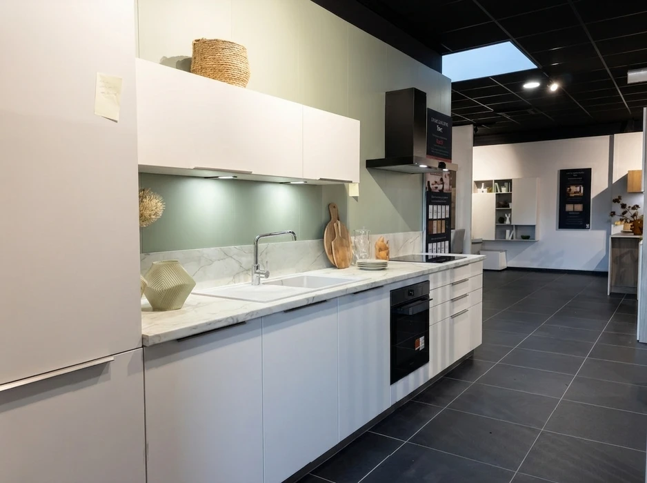 Cuisine moderne minimaliste avec îlot central