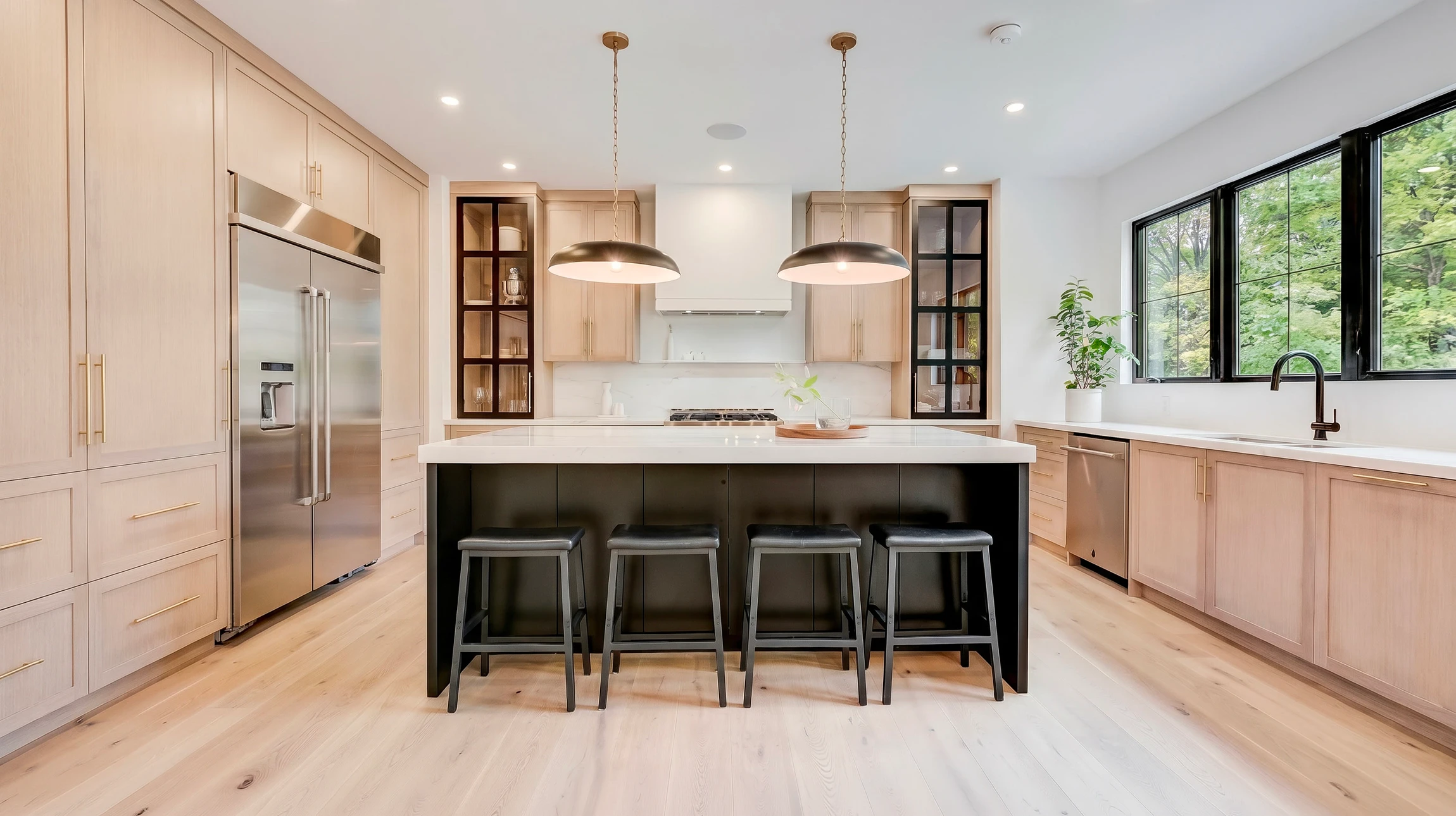 Cuisine moderne minimaliste avec îlot central blanc et tabourets en bois