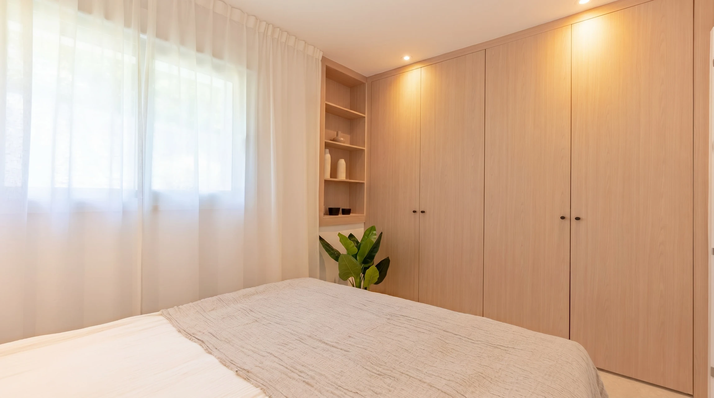 Entrée moderne d'appartement avec vestiaire fonctionnel